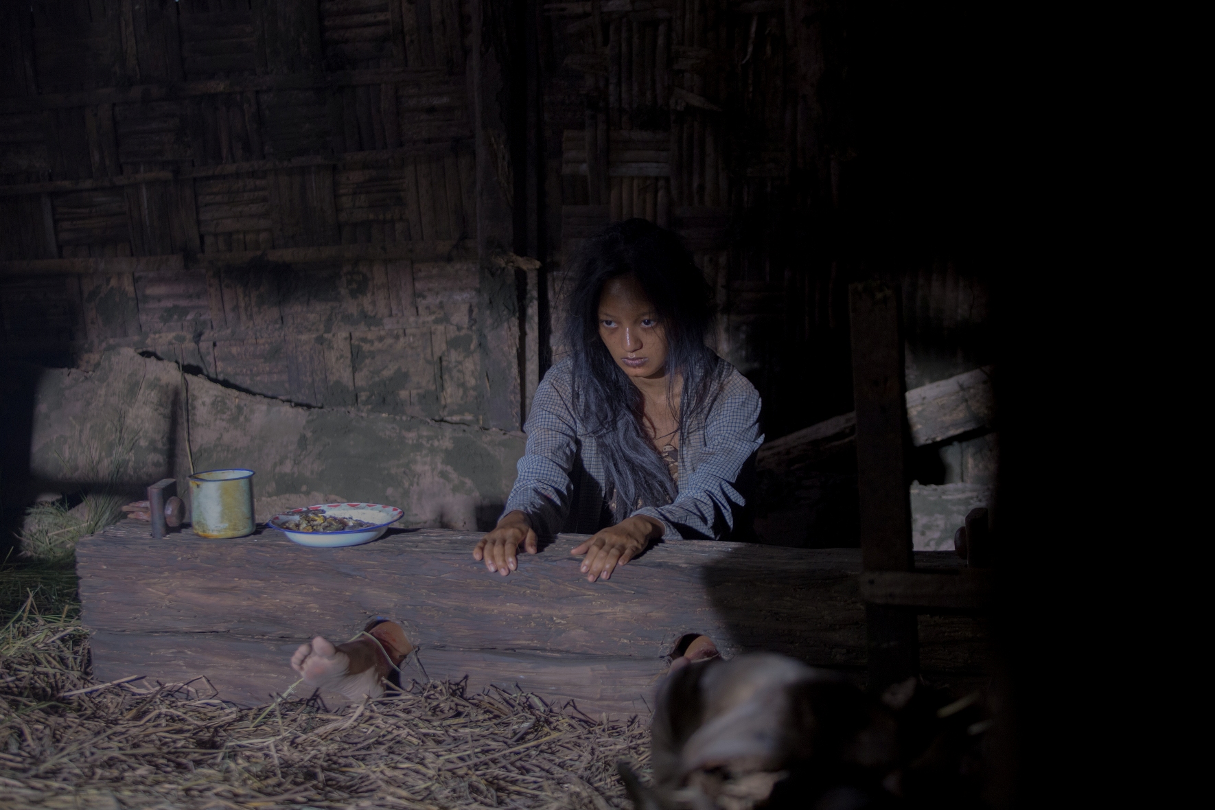 Asmara Abigail dalam film Mangkujiwo adalah salah satu Aktor Indonesia yang Berperan Sebagai Orang Gila