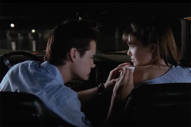 adegan menempelkan tato mainan dalam film Walk to Remember terasa lebih mesra dari adegan ciumannya