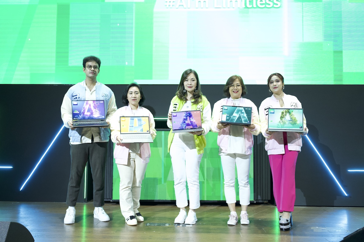 (Kanan-kiri) Brisia Jodie, Acer Ambassador bersama Fransisca Maya, Head of Marketing Acer Indonesia, Leny Ng, President Director Acer Indonesia, Theresia Hanydawati, Head of Consumer Product Manager Acer Indonesia, Ananta Vinnie, Music Prod