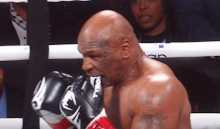 mike tyson gigit sarung tinju